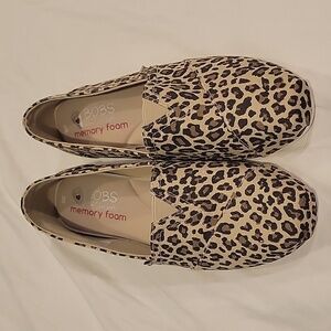 BOBS from Skechers Memory Foam ballet flats. Cheetah Print. Size 8.